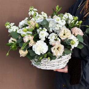 Композиция в корзине "Фея" из маттиол, диантусов, эустом и эвкалипта в Протвино