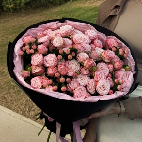 Букет из кустовых роз Бомбастик и гиперикума (50 см) в Протвино