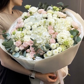 Букет "Пастелла" из кустовых пионовидных роз, Голландской Гортензии, эустомы, хризантемы Ньютон и эвкалипта в Протвино
