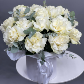 Композиция в шляпной коробке из роз Эквадор Мондиаль в Протвино