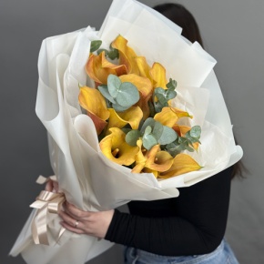 Букет из 17 оранжевых калл с эвкалиптом в Протвино