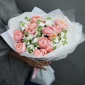 Букет "Наоми" из кустовых пионовидных роз Джульетта и ароматных маттиол в Протвино