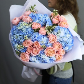 Букет "Тону в твоих глазах" из кустовых пионовидных роз Джульетта, хамелациума и гортензий в Протвино