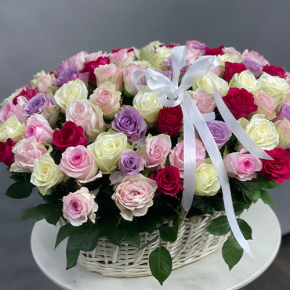 Композиция в корзине из 101 розы микс в Протвино