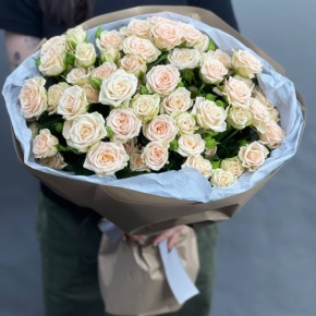 Нежный букет из 17 кремовых кустовых роз (60 см) в Протвино