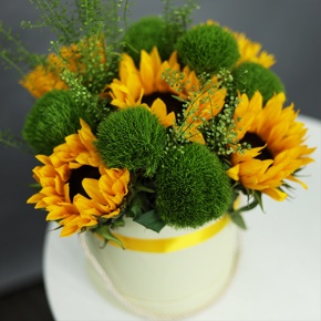 Композиция в шляпной коробке из подсолнухов и диантусов люкс в Протвино