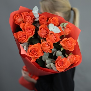 Букет из 15 морковных роз с эвкалиптом (70 см) в Протвино