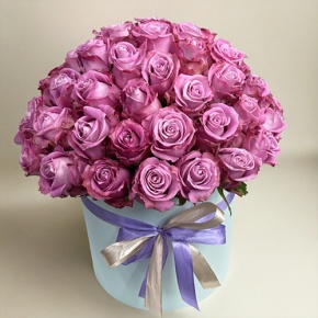 Композиция в шляпной коробке из 51 розы Меритим в Протвино