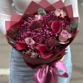Букет "Импульс" из скиммии, калл, роз и хризантем Бигоуди в Протвино