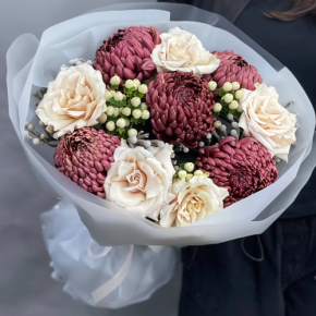 Букет "Всё что тебе касается" из хризантем Бигоуди, роз Эквадор Квиксенд и гиперикума в Протвино