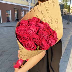 Букет из 15 роз Шангрила в крафте (60 см) в Протвино