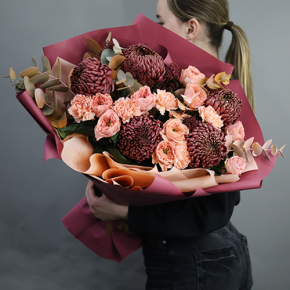 Букет "Осенний блюз" из хризантем Бигоуди, диантусов, скиммии и роз Риджентс парк  в Протвино