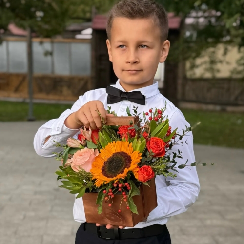 Деревянный ящик с подсолнухом, розами и калиной в Протвино