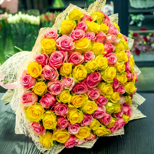 Букет из 101 розовой и лимонной розы (50 см) в Протвино