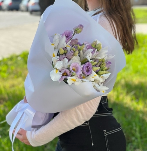 Букет "Вива ла дива" из эустом и ирисов в Протвино