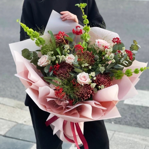 Букет "Вернисаж" из калины, хризантем Бигоуди, молюцеллы, паникума, роз и астранции в Протвино