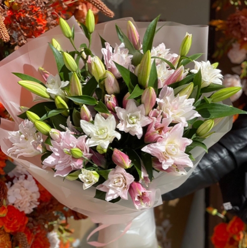 Букет из 11 ароматных пионовидных лилий в Протвино
