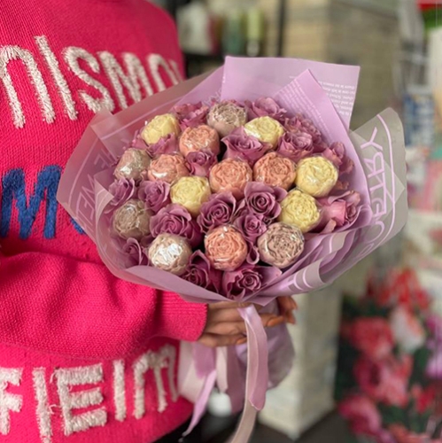 Букет из роз и шоколадных пионов в Протвино