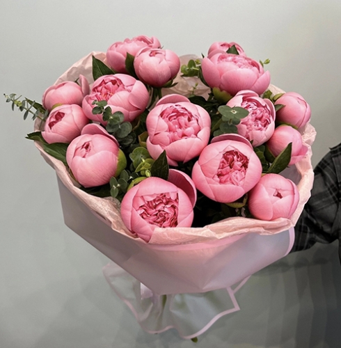 Букет "Нежные грезы" из пионов Салмон и веточек эвкалипта в Протвино