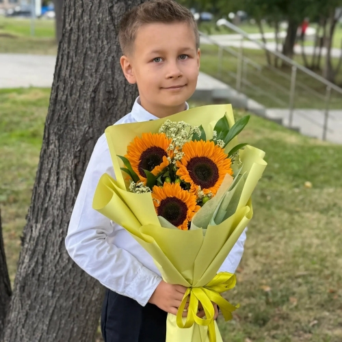 Букет на 1 сентября из 3 подсолнухов и лимониума в Протвино