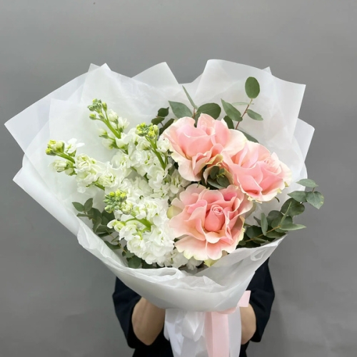 Букет с французскими розами и маттиолой "Нежный комплимент " в Протвино