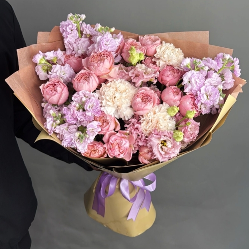 Букет "Амели" из ароматных маттиол, пионовидных кустовых роз Джульетта  эустом и диантусов в Протвино