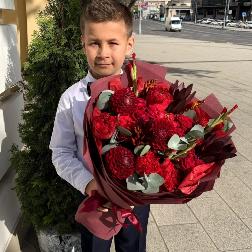 Букет с георгинами, розами и леукадендроном в Протвино