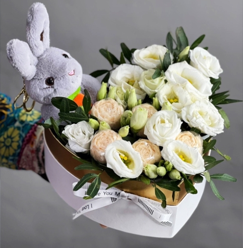 Композиция в коробке сердца из шоколадных пионов и эустом в Протвино